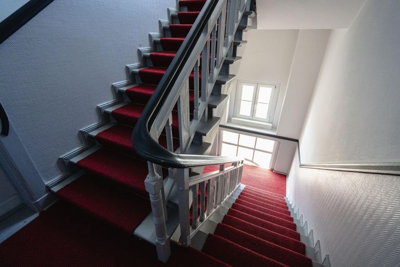Provisionsfrei: Erstbezug am Volkspark Wilmersdorf, 3-Zi Stuck-Altbau, Balkon, Blicke über die Stadt – Das Treppenhaus