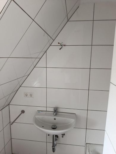 Komplett renovierte 3 Zimmer DG-Maisonette Wohnung in Holzgerlingen – Bad