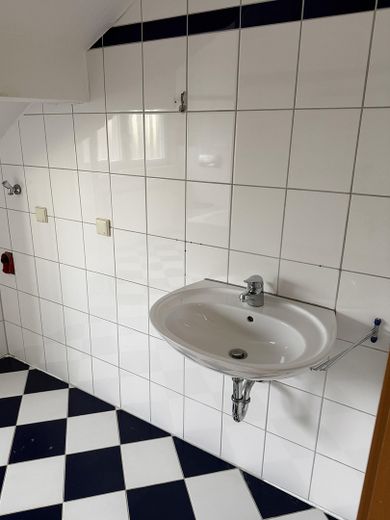 Schöne helle 97m2 große Maisonette Wohnung in Wiesloch-Baiertal – Badezimmer DG