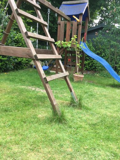 Sonnige EG-Wohnung mit EBK, Wannenbad, Kamin & Garten - von privat an privat – Garten - Spielgeräte