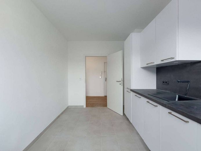 Köln'ün Südstadt semtinde BALKONLU ve GÖMME MUTFAKLI yenilenmiş 4 odalı daire – Ansicht II: Küche (Musterbild)