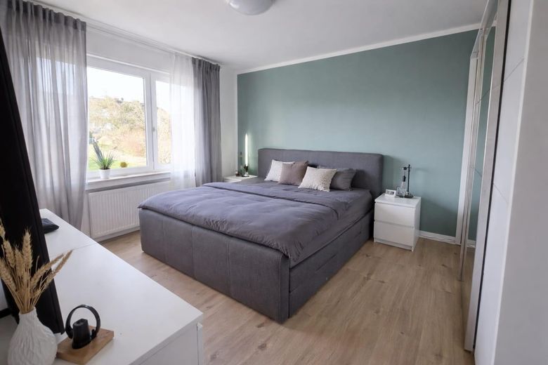 Bellissima casa bifamiliare con ampio giardino, piscina, garage, cucina componibile ecc. – Schlafzimmer