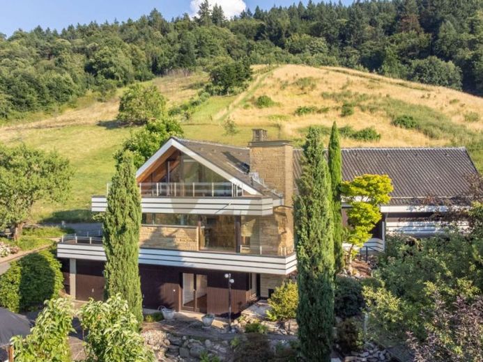 Architektenhaus in Baden-Baden – außergewöhnliche Lage mit unverbaubarem Ausblick – Foto 1