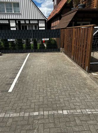Posti auto nel centro città con richiesta per possibilità di ricarica E – Parkplatz 1