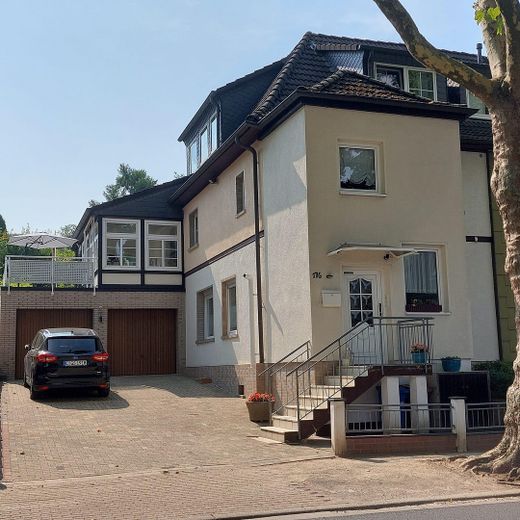 Gepflegtes Zweifamilienhaus in Essen-Kupferdreh – Blick auf das Haus