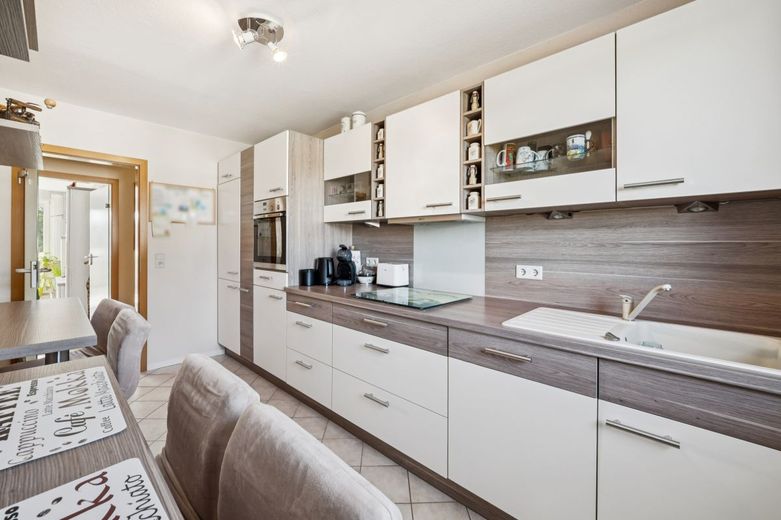 Helle und komplett modernisierte Wohnung in ruhiger Lage mit Feldblick wartet auf neuen Vermieter – Küche