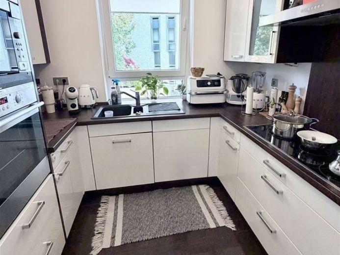 Mükemmel kat mülkiyetli daire, balkon, ankastre mutfak, ayrıca kapalı otopark yeri, küvet ve duş, giyinme odası, kiler – Fotoğraf 1