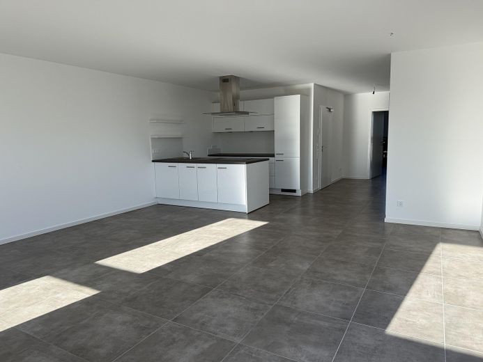 Großzügiges Penthouse mit XXL Dachterrasse & Einbauküche – Wohnzimmer / Küche