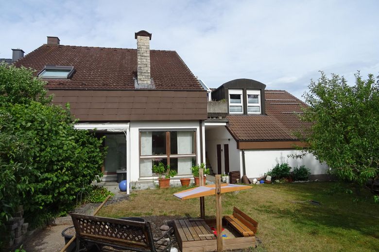 Besondere DHH - grosser Grund - 2 Garagen – Aussenansicht