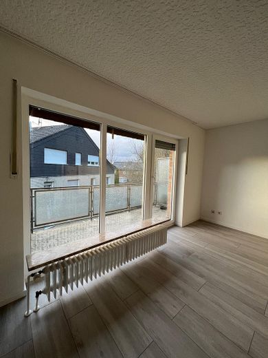 Große Fensterfront am Balkon