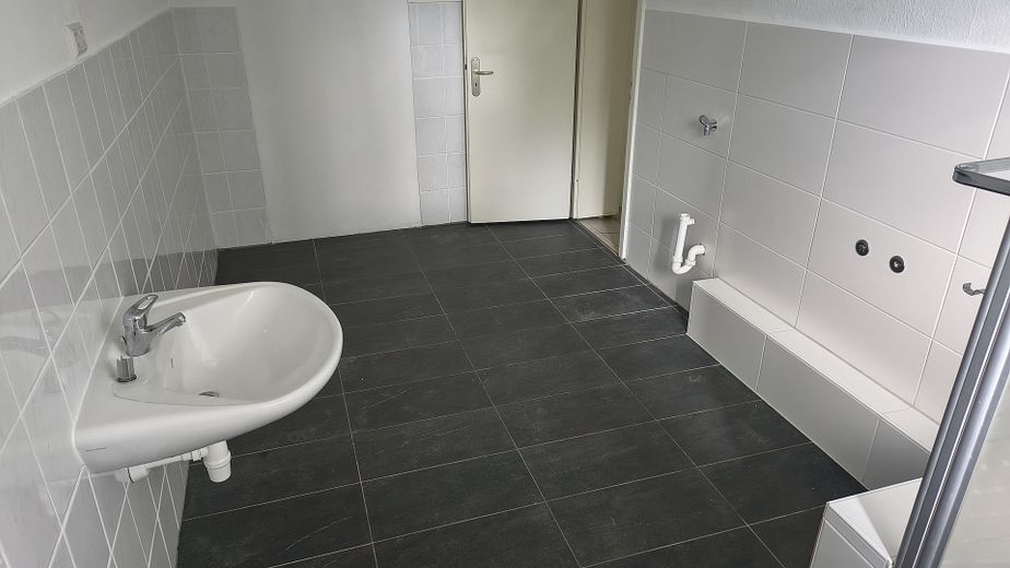 Große, bezugsfertige Wohnung - 6,5 Zimmer + 3 Stellplätze – Foto 14