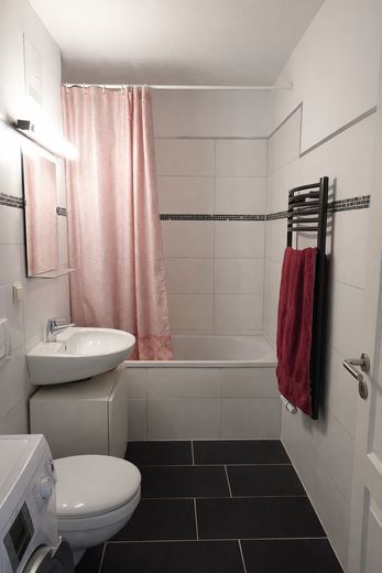 شقة 2 غرفة بتقسيم جيد مع موقف في مرآب تحت الأرض وشرفة في Hannover-Davenstedt – Bad