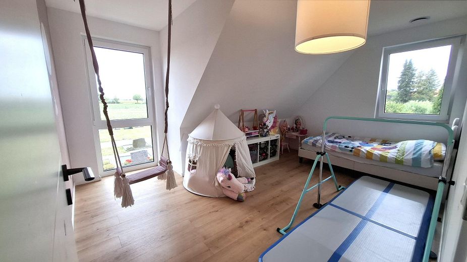 neuwertiges Einfamilienhaus mit der Doppelgarage – Kind 2