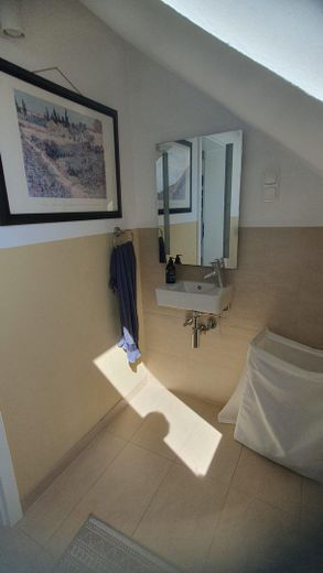 Moderne 3,5 Zi.-DG-Wohnung mit Balkon in toller Lage - von privat – Gäste-WC
