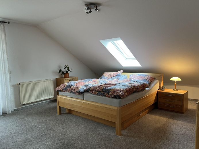 Helle 2-Zimmer Dachgeschosswohnung in Großenseebach mit großem Balkon - BITTE KEINE MAKLERANFRAGEN – Schlafzimmer