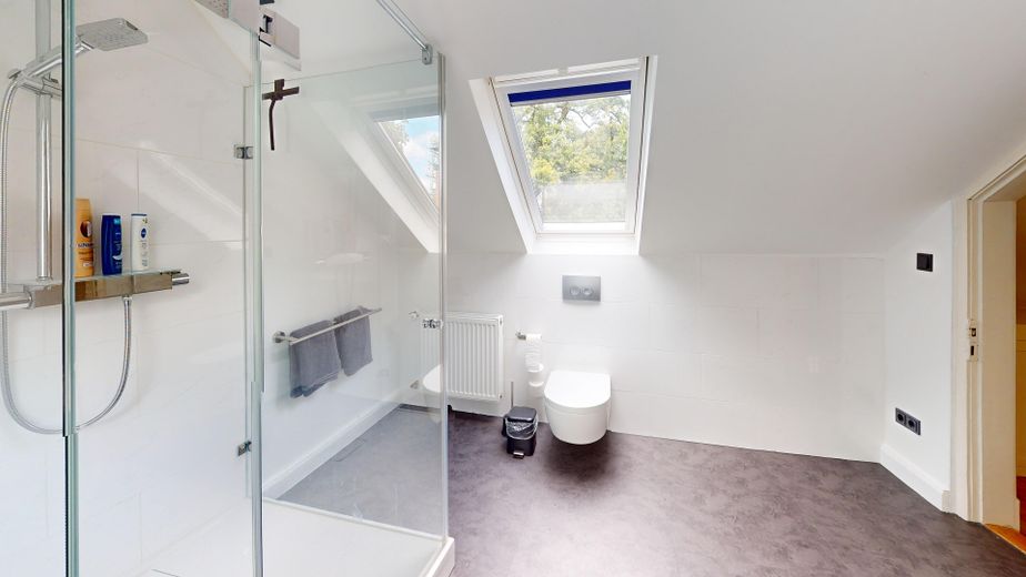 Möbliertes Haus 154 m² | 5,5 Zi | Garten | nahe Nienstedten | Wohnen auf Zeit 3–33 Monate – Badezimmer 2. OG