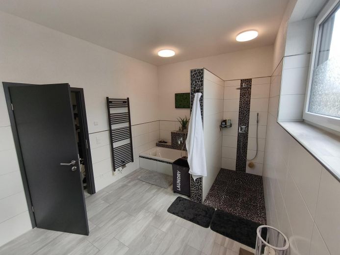 Edificio residencial y comercial con nave, oficinas, vivienda, jardín 507qm – Foto 34