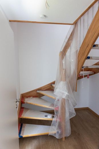 Besondere Maisonette-Wohnung (5,5 Zimmer) mit Balkon, EBK und Stellplatz – Treppenaufgang
