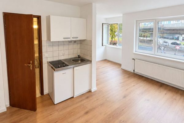 Piękne umeblowane 1-pokojowe mieszkanie na 1. piętrze w Ludwigshafen do wynajęcia.