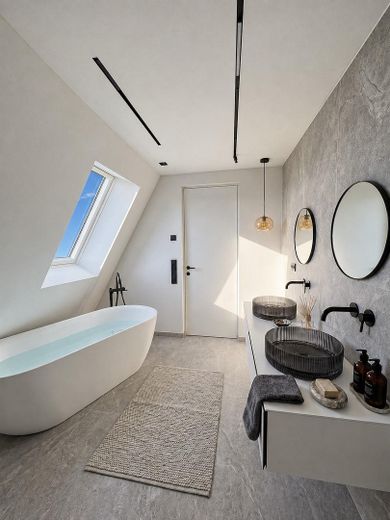 Última planta con ascensor: ático de 131 m², renovado y ampliado en 2025/26 – Potsdam West – Masterbad mit Wanne
