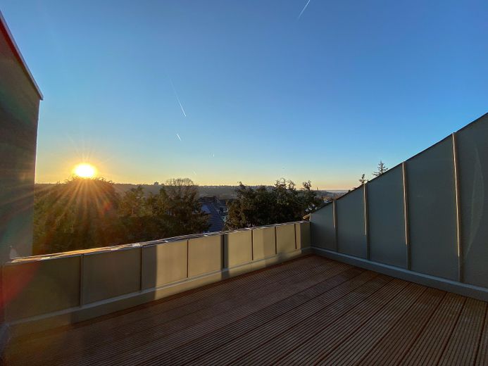 Attraktive Maisonettewohnung mit Haus-im-Haus-Charakter, Dachloggia, Garage – Abendsonne