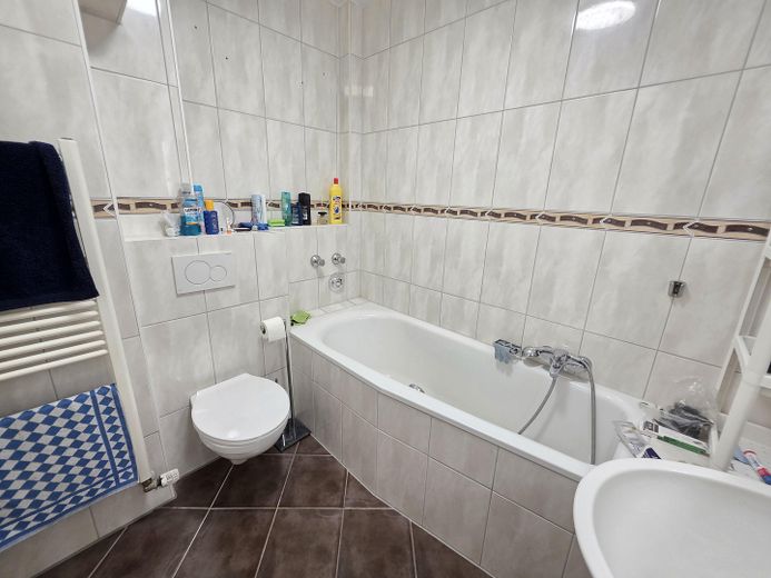 Nicht alltägliche 2,5 Raum Komfortwhg. großer Sonnenbalkon, Bad: Wanne + Dusche, Echtholzparkett – Bad Hänge-WC, Handtuchwärmer