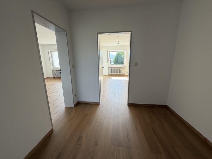 Mooie, ruime 3-kamerwoning 90m² met zuidwestbalkon en droomuitzicht in Rosenheim-Pang – Diele - Blick von Küche