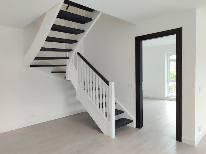 Treppe und Büro Eingangstür EG