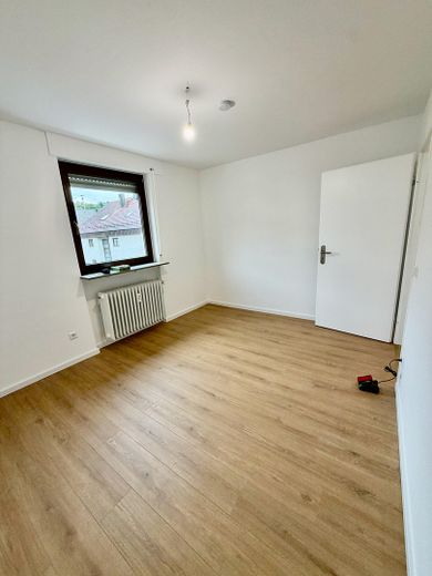 Vollständig frisch renovierte 4-Zimmer-Wohnung mit Balkon und neuer Einbauküche – Zimmer 2 ca. 11 m²