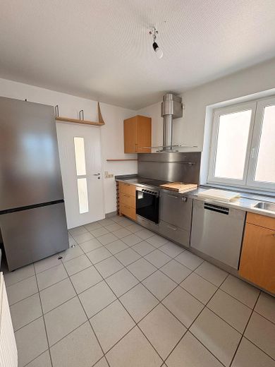 Wohnen wie im Haus: 4-Zimmer-Maisonette mit Talblick, Balkon und Carport – Küche