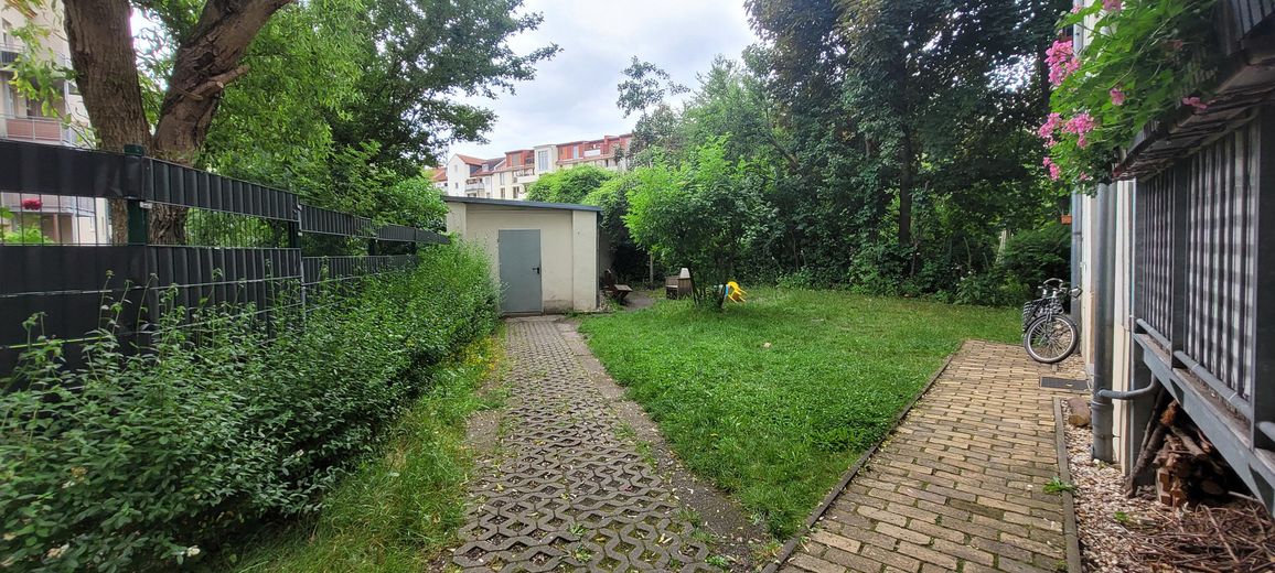 Innenhof mit Gartenhaus