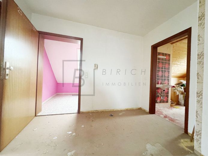 Großzügige 4-Zimmer-Dachgeschosswohnung mit Balkon und Stellplatz – Flur