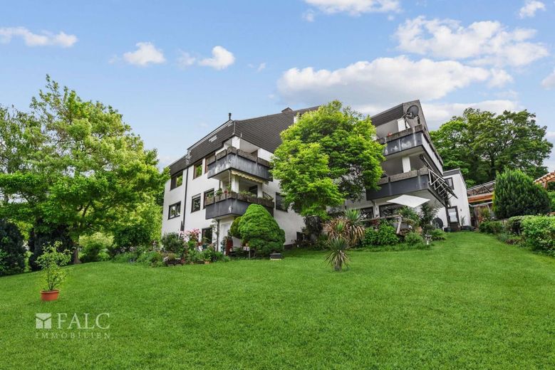 Wohnen am Waldrand: 4-Zimmerwohnung mit zwei Loggien und Garage – Rückansicht