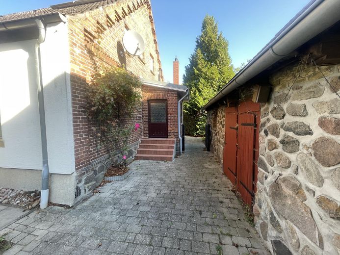 Charmante propriété avec cour et grand terrain – Photo 3