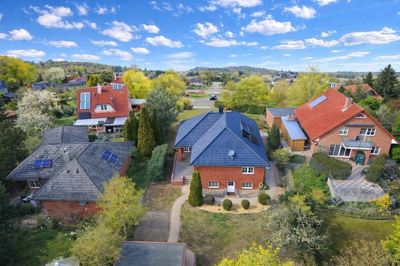 225 qm Familienglück auf 2 Ebenen + Toller Garten, Sauna & Kamin – Vogelperspektive