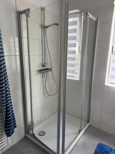 Renovierte 3- Zimmer Erdgeschosswohnung mit EBK und Terrasse in ruhiger Lage in 23974 Neuburg – Badezimmer Bild 2