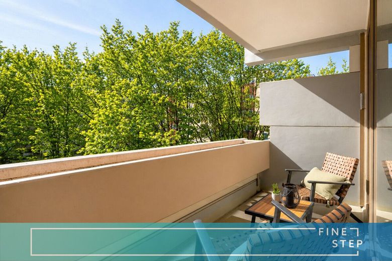 Selten in München: Uneinsehbare Wohnung mit Balkon ins Grüne – FINESTEP Immobilien