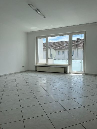 Frisch renovierte, bezugsfertige 3 Zimmer Mietwohnung in Bünde mit großen Balkon (Südseite) – Wohnzimmer frisch renoviert