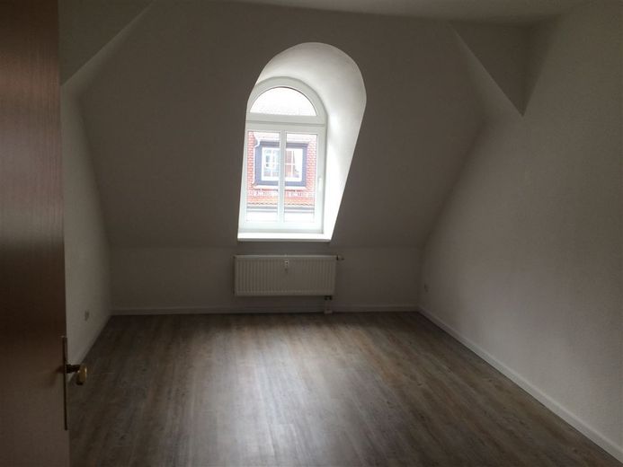 * Vermietete und günstige DG 3-Zimmerwohnung mit Wannenbad, EBK und Laminat in ruhiger Lage! * – IMG_5794