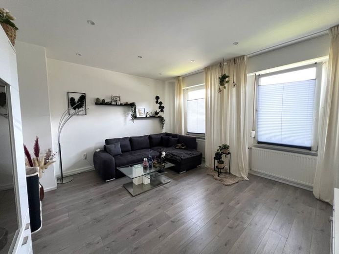 Chance für Investoren! Modernisierungsbedürftiges MFH mit 6 Wohnungen in Schwelm (voll vermietet) – Wohnzimmer EG