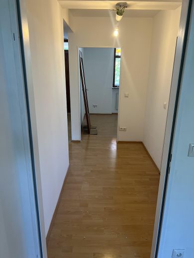 Renovierte 2-Zimmer-Wohnung mit neuem Bad, großem Südostbalkon & Aufzug – Foto 2
