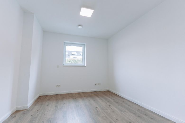 Hochwertige DHH mit Südgarten, PV, Wohnraumlüftung, 2 Wallboxen & ausgebautem Dachgeschoss – Arbeitszimmer EG