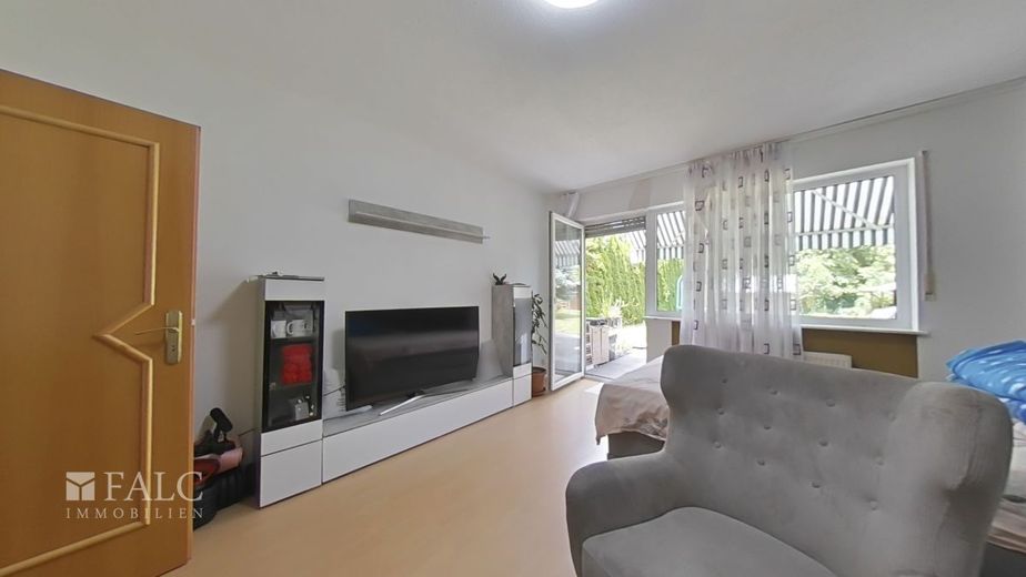 Vielseitiges Drei-Parteien-Haus mit großzügigen Freiflächen – EG links Wohnzimmer