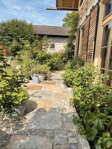 Besonderes Haus mit zeitloser Architektur & ELW am Simssee – Foto 9