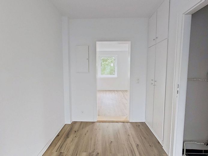 Geräumiges Single-Apartment mit BALKON – Ansicht II: Flur