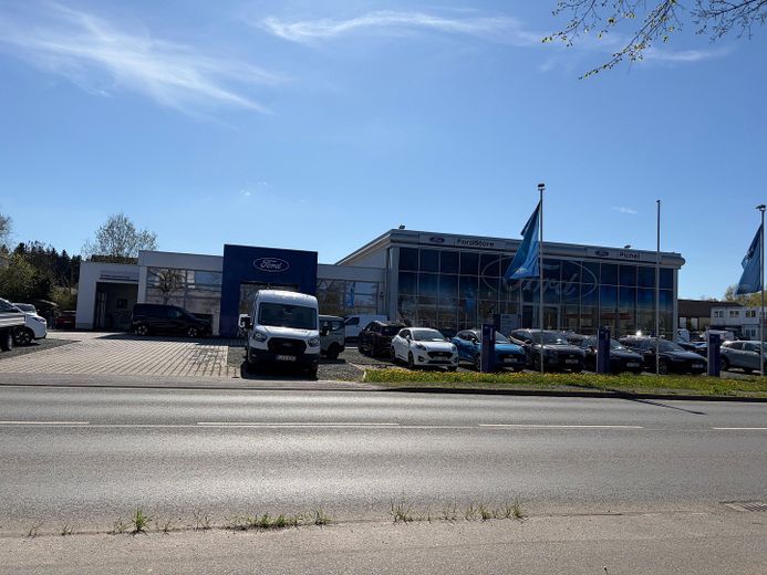 Showroom- und Serviceimmobilie mit ESG-Standard und hoher Frequenz – Ansicht von links