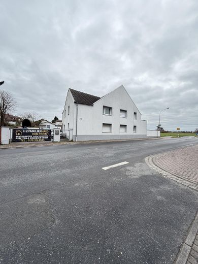 1–2 Familienhaus mit ca.300 m² Wfl.auf großzügigem 1.050-m²-Grundstück–ideal für Wohnen und Arbeiten – Hausansicht 