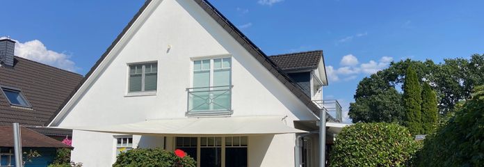 Von Privat: Energetisch modernisiertes Einfamilienhaus mit Einliegerwohnung / Mehrgenerationenhaus – Aussenansicht Garten