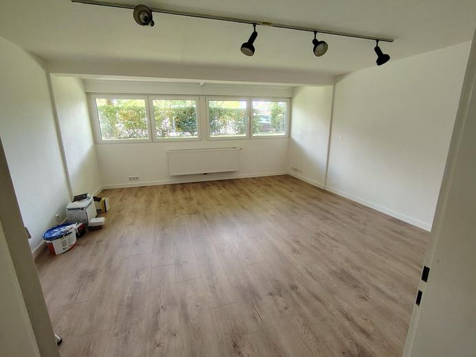 Recent gerenoveerde 2-kamer souterrainwoning direct naast de S-Bahn. Ideaal voor forenzen – Wohnzimmer