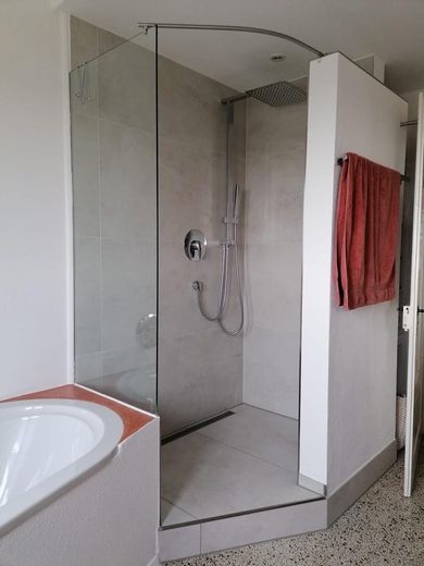 Dusche im Badezimmer im OG